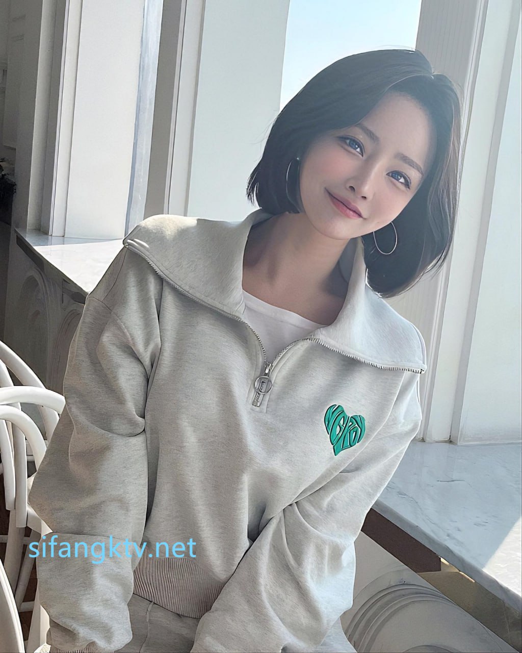 颜值不错美乳女主播漏奶诱惑奶子又大又挺奶头很大看着挺诱人全程露脸秀